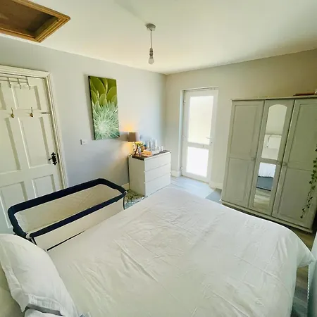 Private Double With Free Parking And Baby Crib 홈스테이