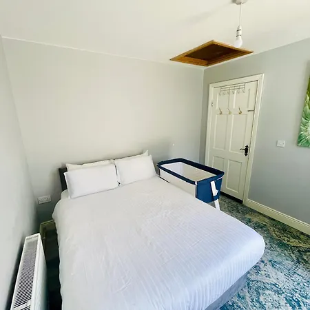 Private Double With Free Parking And Baby Crib 홈스테이 *